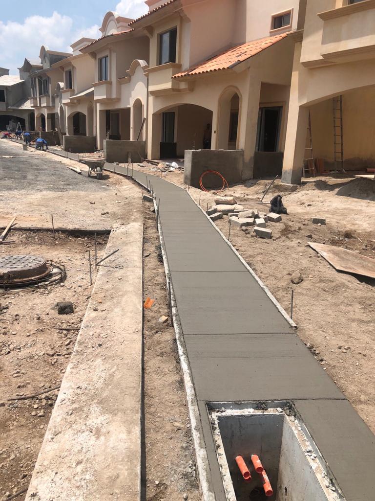 Construcción de banqueta y guarnición en residencial