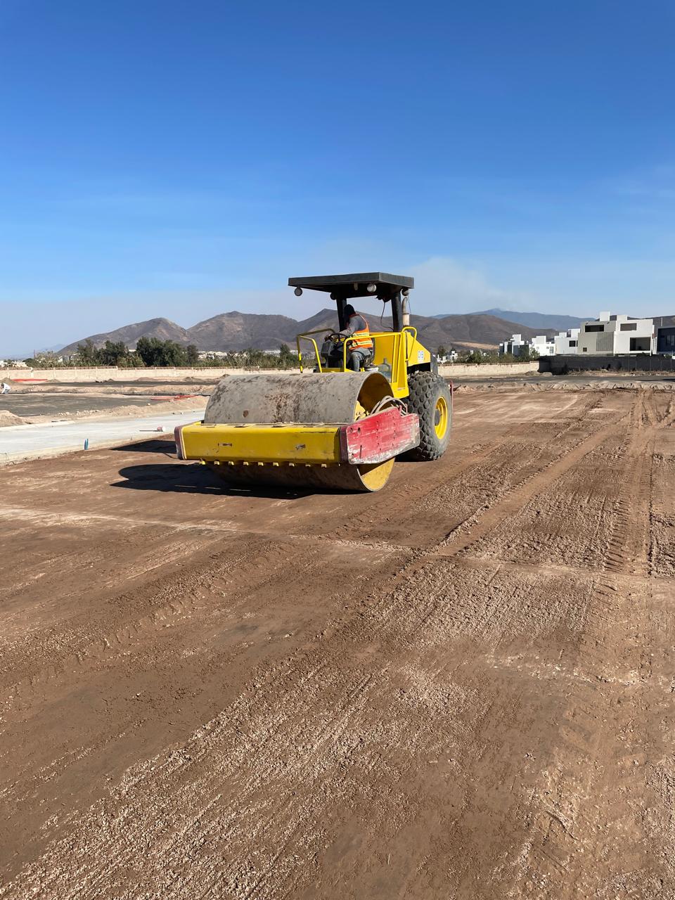 Rodillo compactador en terracería Rocar Construye