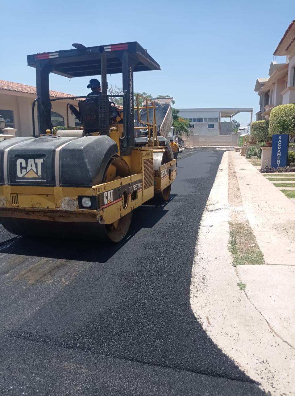 Compactación asfáltica con rodillo CAT