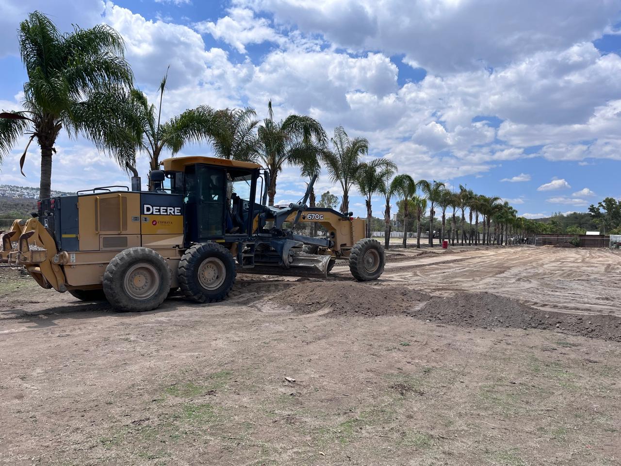 Motoniveladora John Deere en preparación de terreno