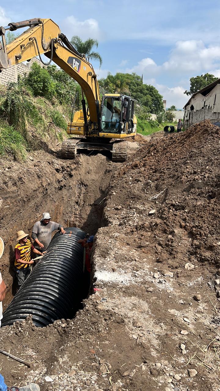 Instalación de tubería pluvial con excavadora CAT