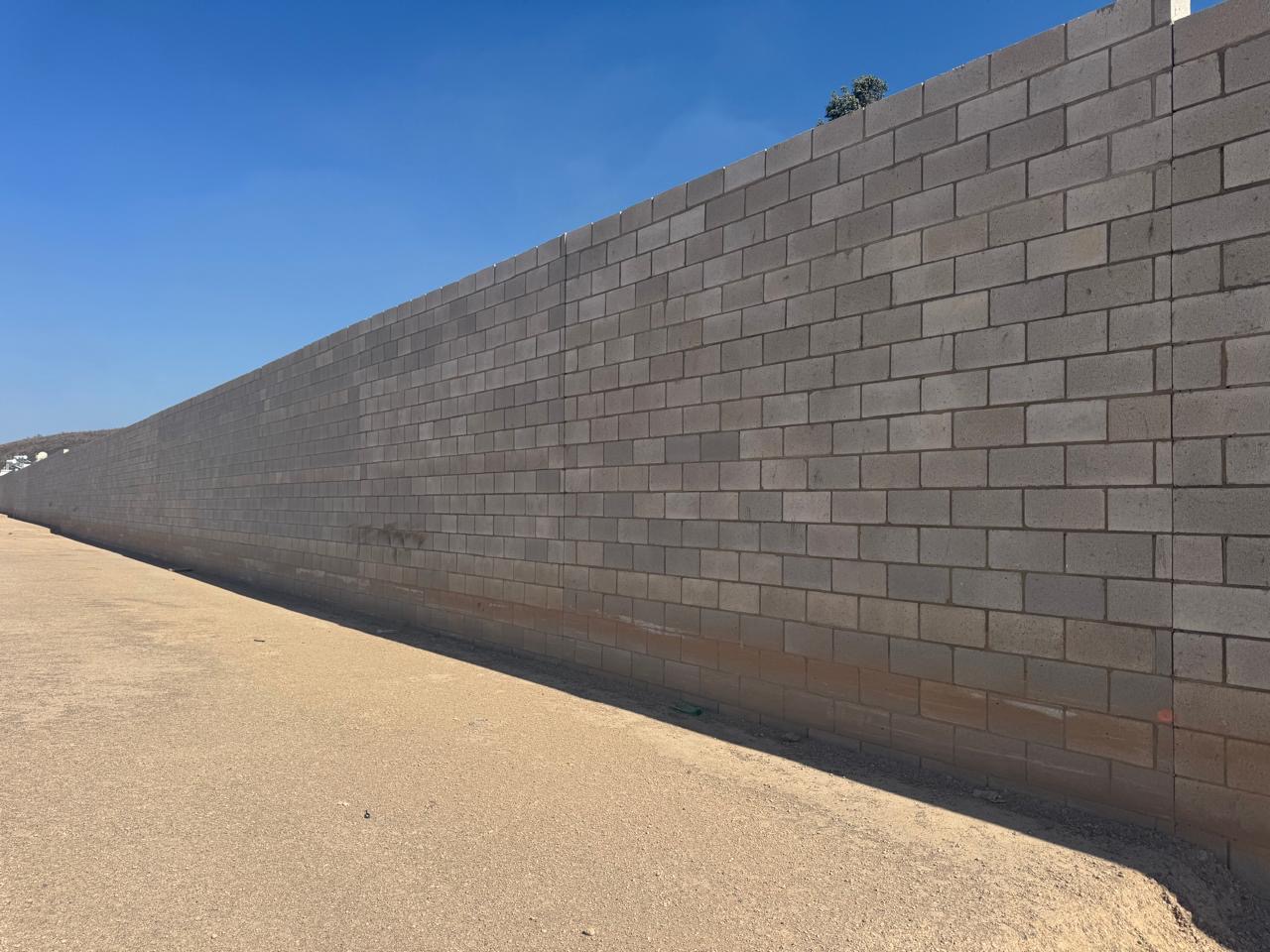 Muro de contención reforzado en urbanización residencial