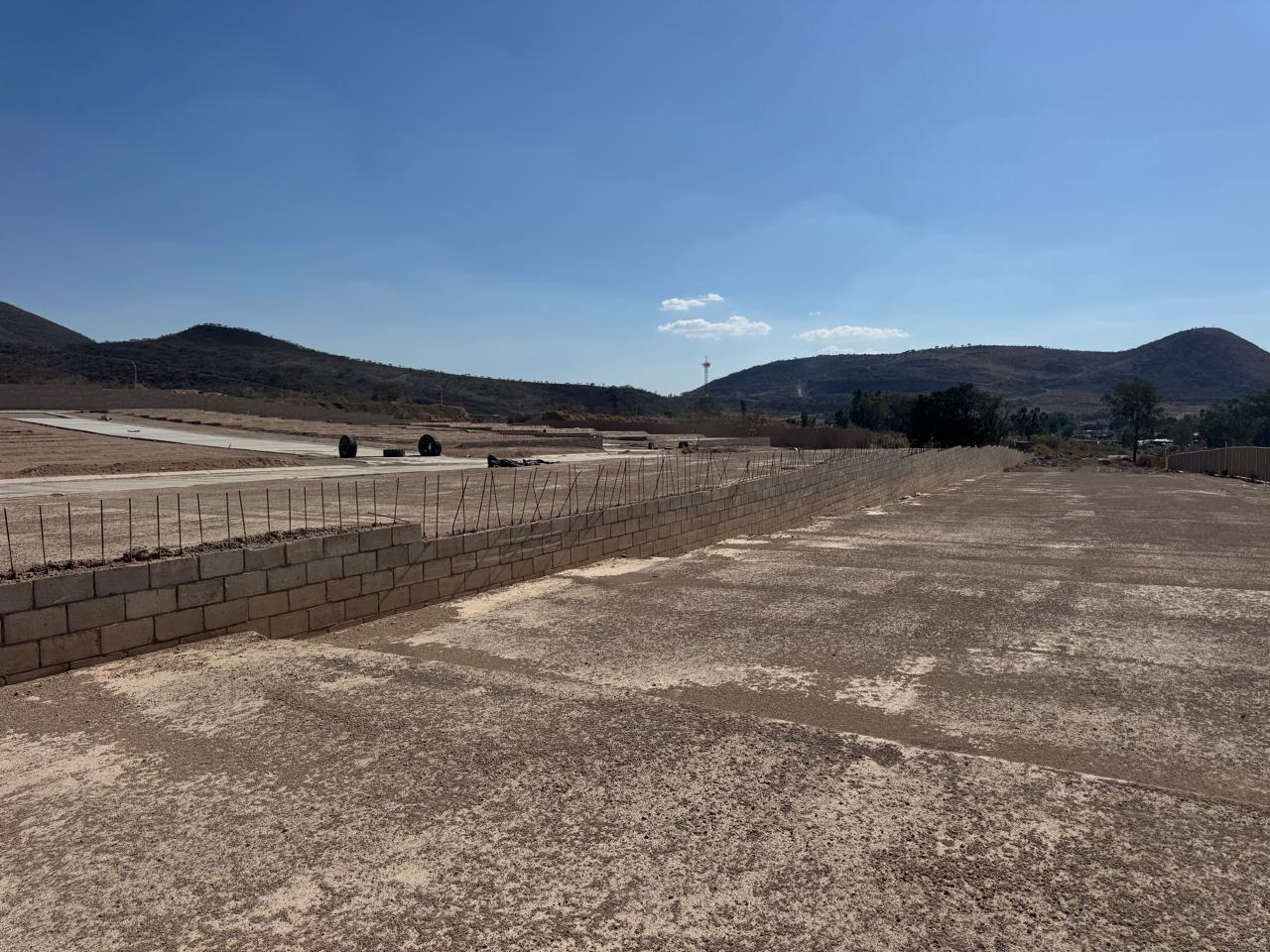 Nivelación y compactación de terreno con maquinaria pesada