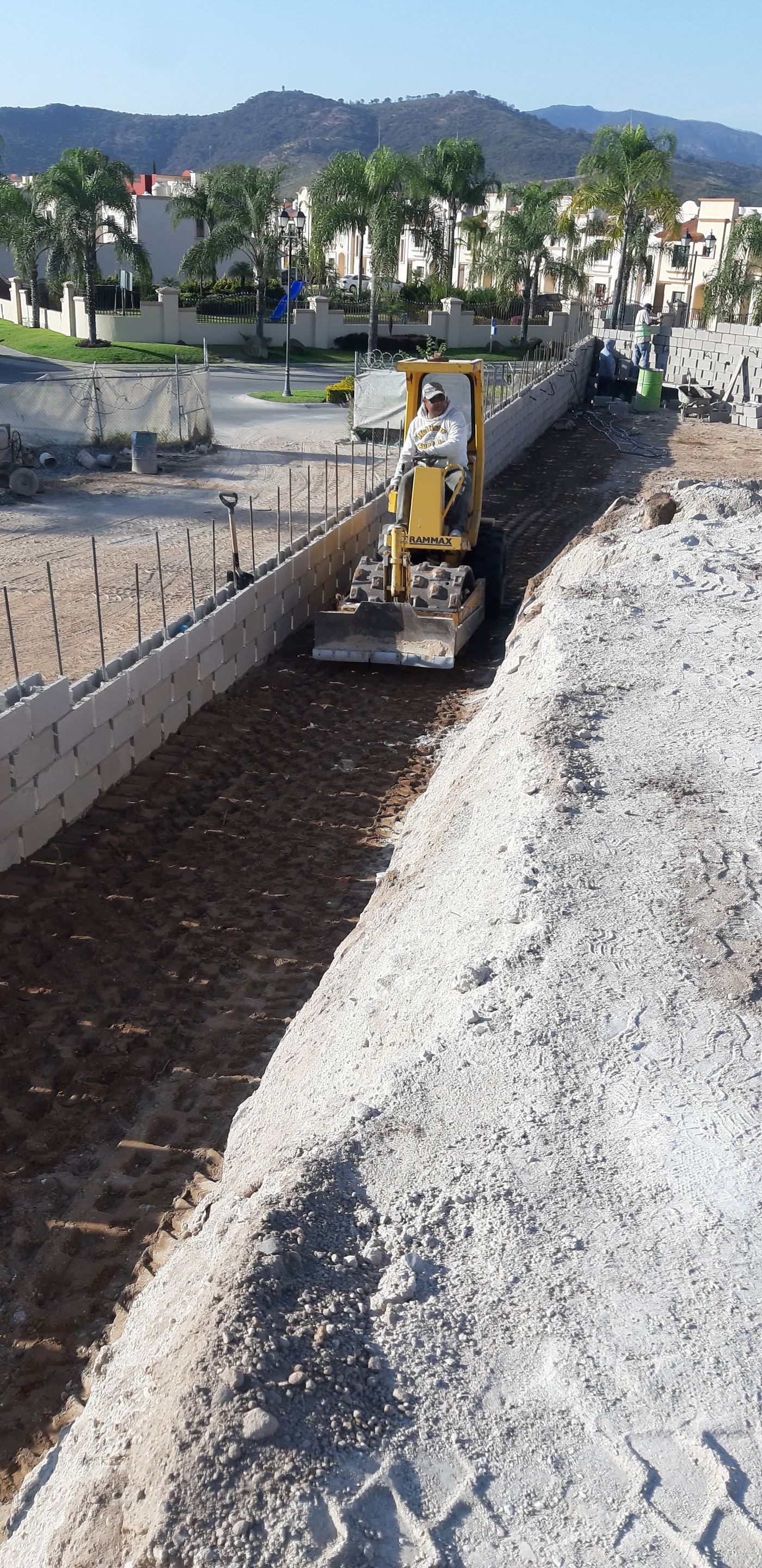Movimiento de tierra con excavadora CAT en proyecto Rocar