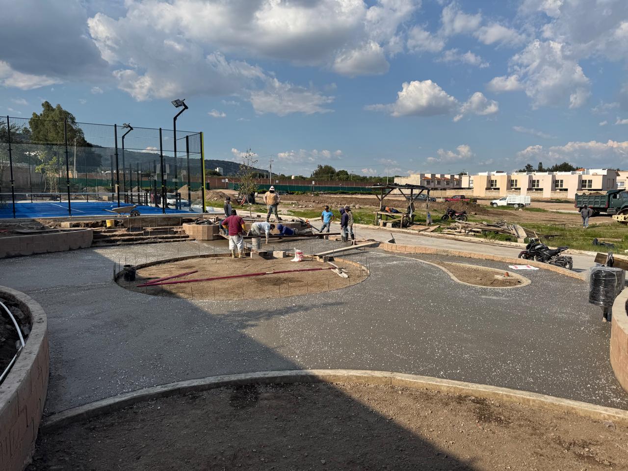 Construcción de plaza de concreto en fraccionamiento