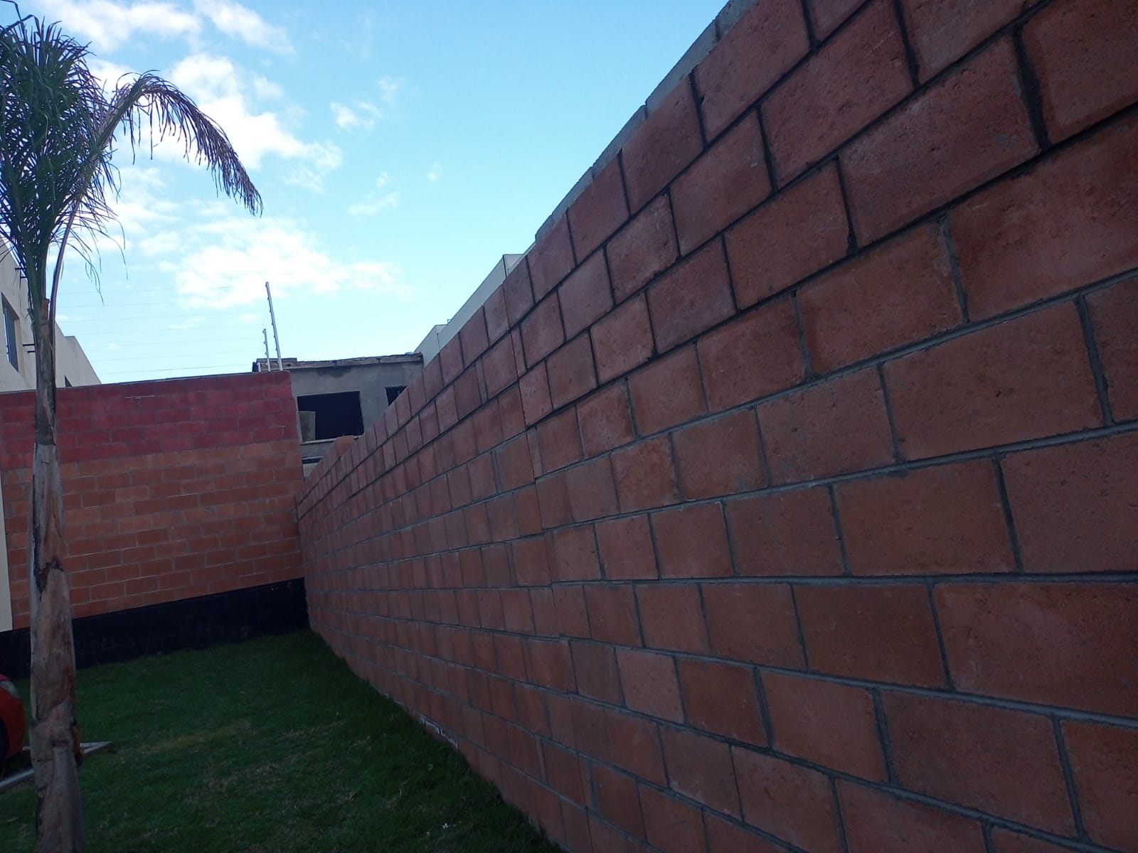 Construcción de muro de contención en talud Rocar Construye